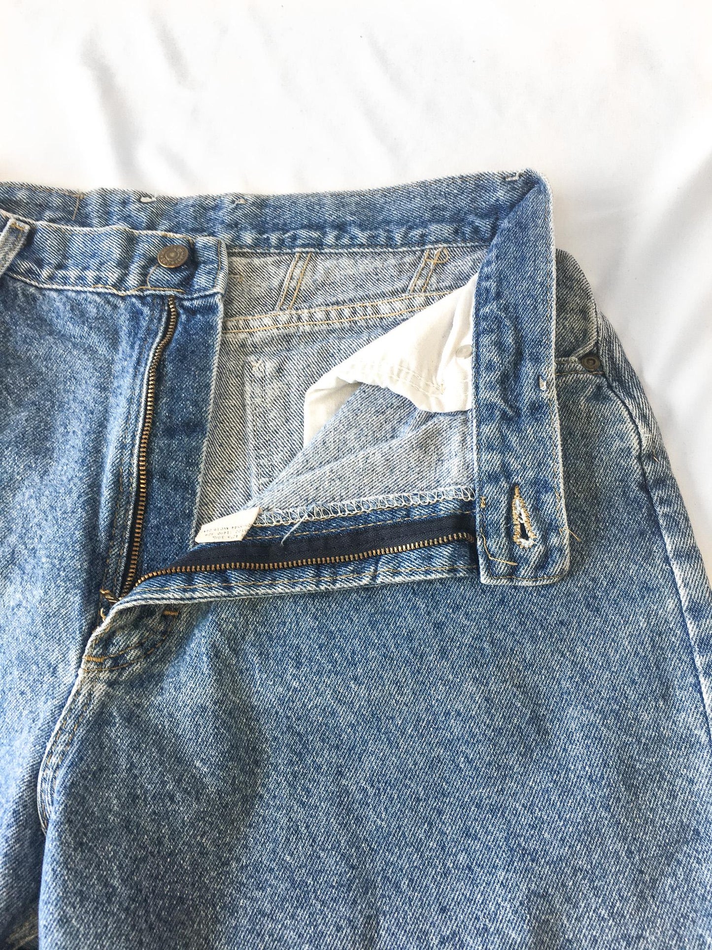 Vintage 90s LEE High Waisted Medium Wash Relaxed Tapered Leg Jeans, Waist Sz. 30"