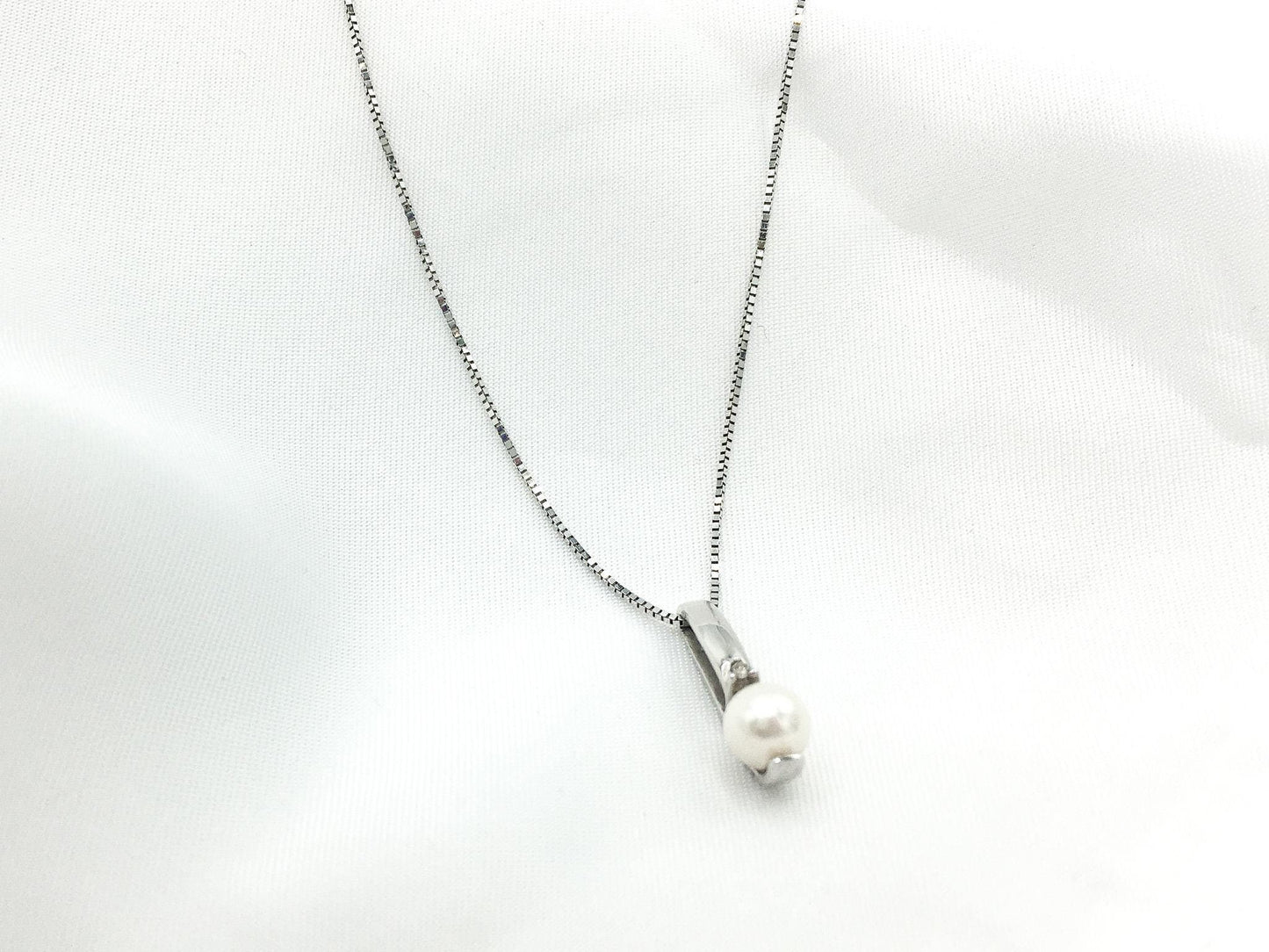 10K White Gold and Pearl and Genuine Diamond Necklace, 18" 10K Box Chain