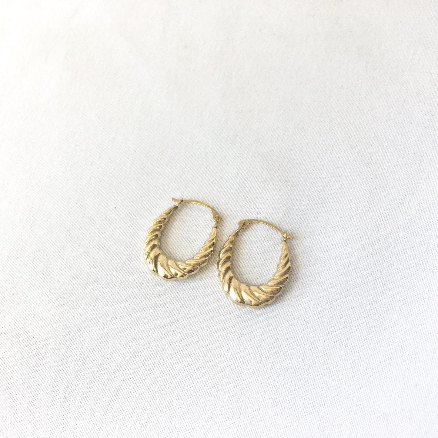 10K Yellow Gold Israel Hollow Ribbed Hoop Earrings, .75", .3 grams, Simple Everyday Hoops
