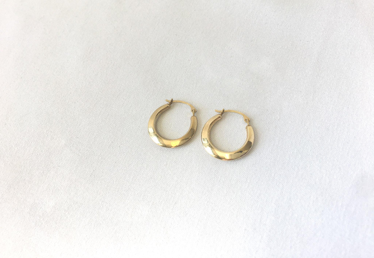 10K Yellow Gold Israel Hollow Round Smooth Hoop Earrings, .3 grams, Lightweight Simple Hoops