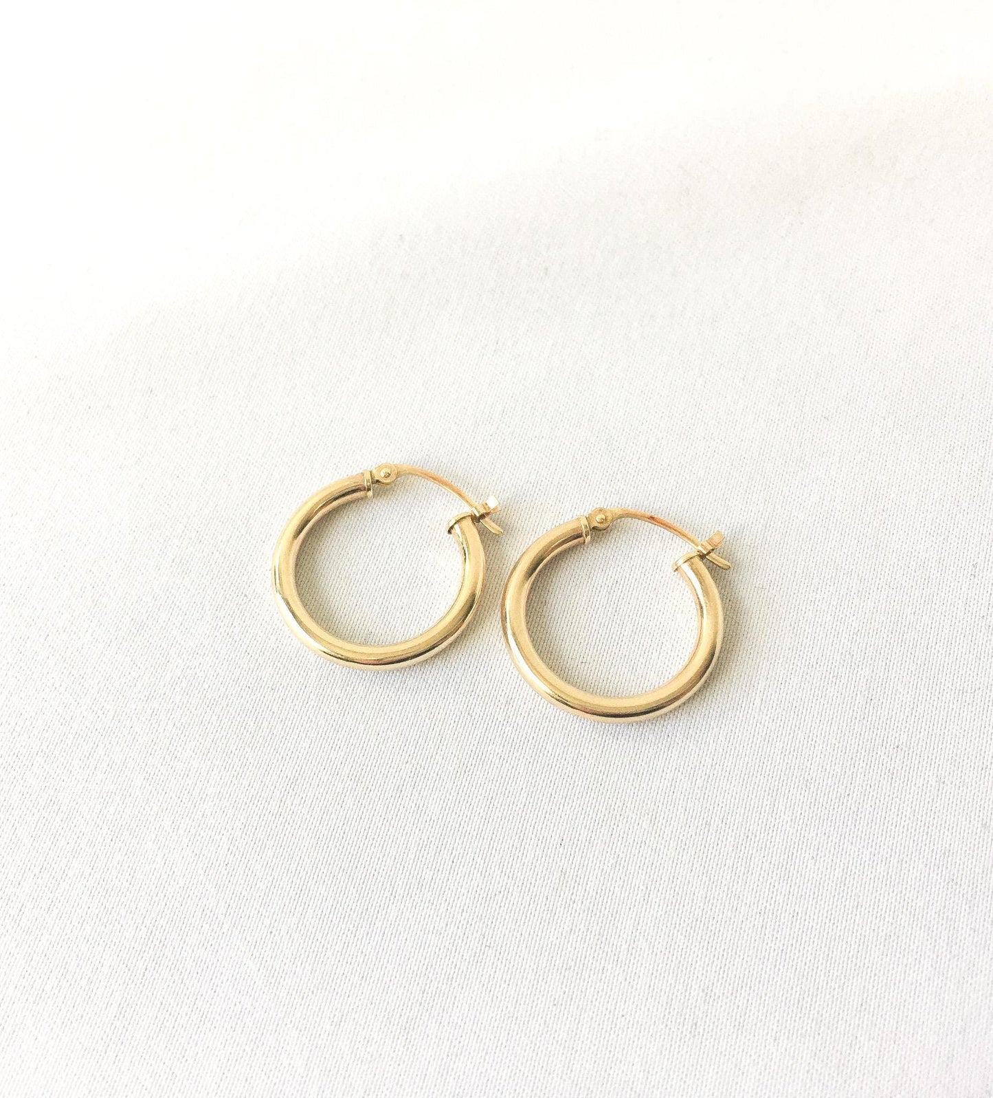 14K Yellow Gold Tube Hollow Circular Hoop Earrings, .75", .6 grams, Lightweight Dainty Simple Earrings