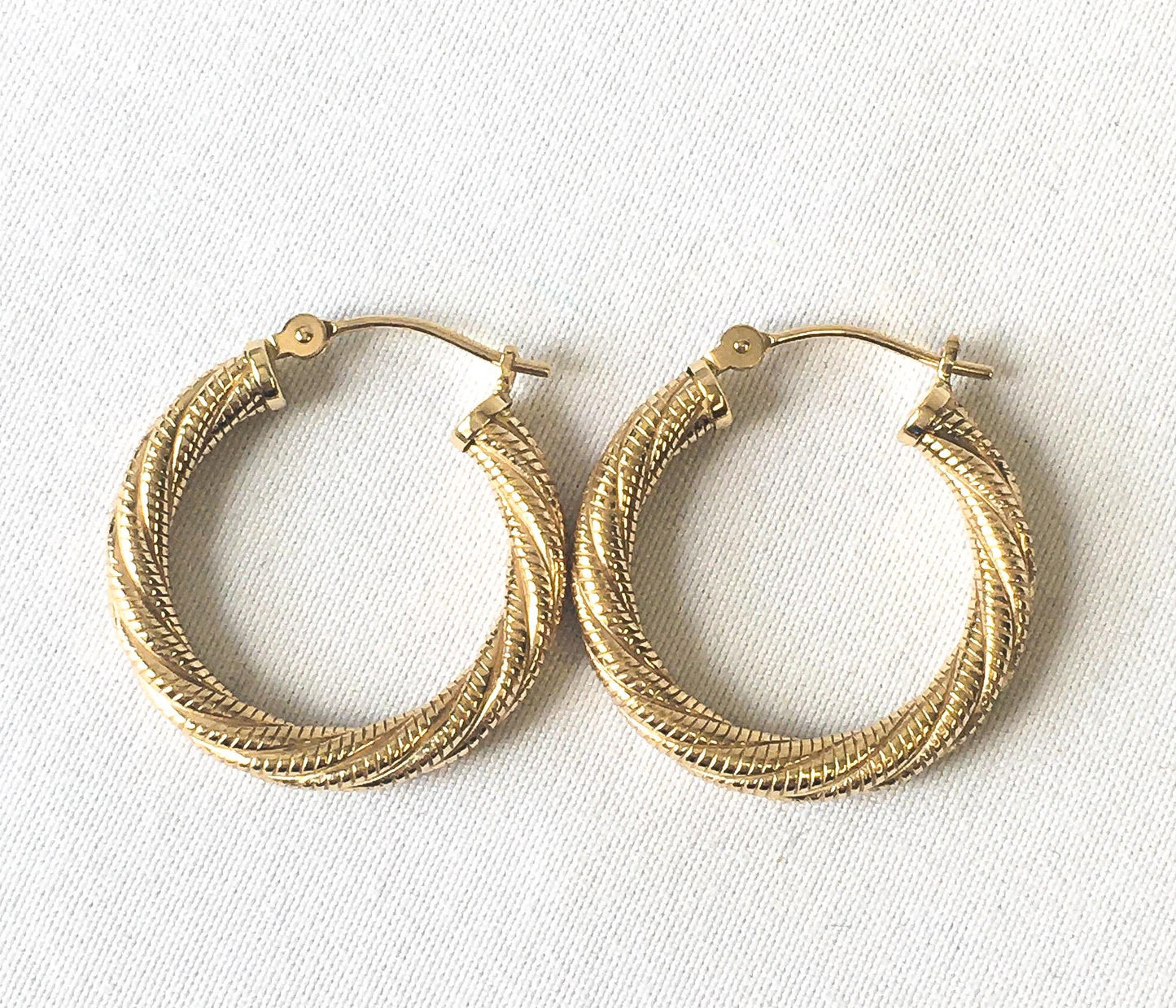 Vintage 14K Yellow Gold Twisted Lightweight Hoop Earrings, .75", 1.2 Grams Total, Simple Dainty Everyday Hoop Earrings