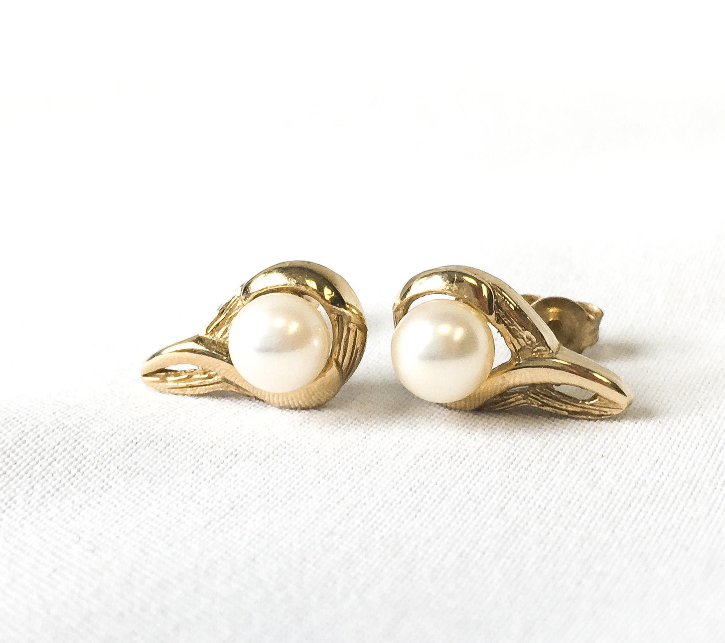 Vintage 10K Lind Yellow Gold Pearl Abstract Teardrop Stud Earrings