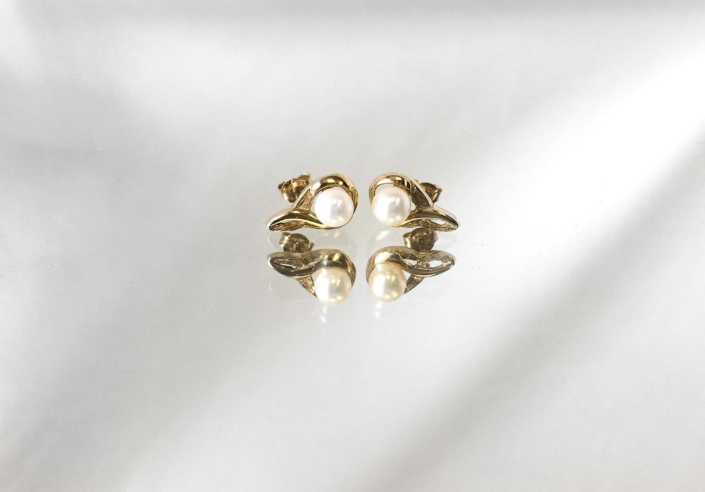Vintage 10K Lind Yellow Gold Pearl Abstract Teardrop Stud Earrings