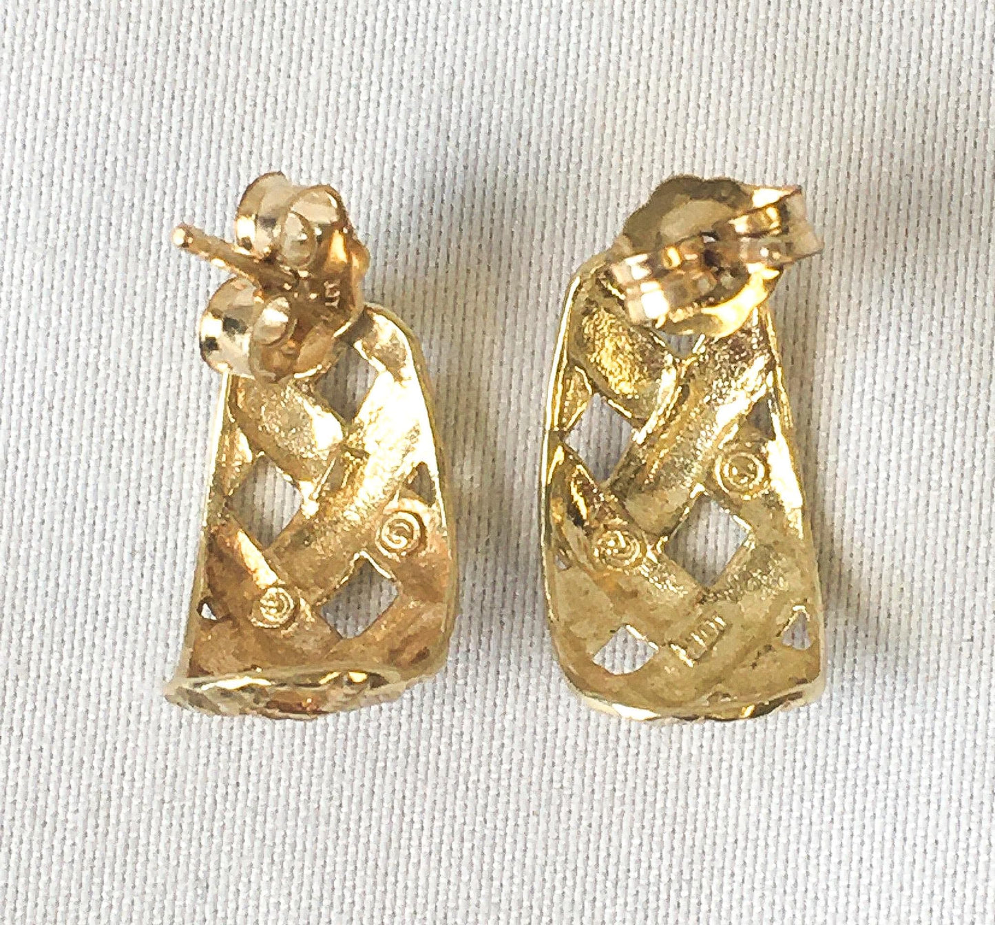 Vintage 10K Yellow Gold Diamond Cut Filigree Half Dome Earrings, Elegant Simple Everyday Dainty Minimalist Earrings