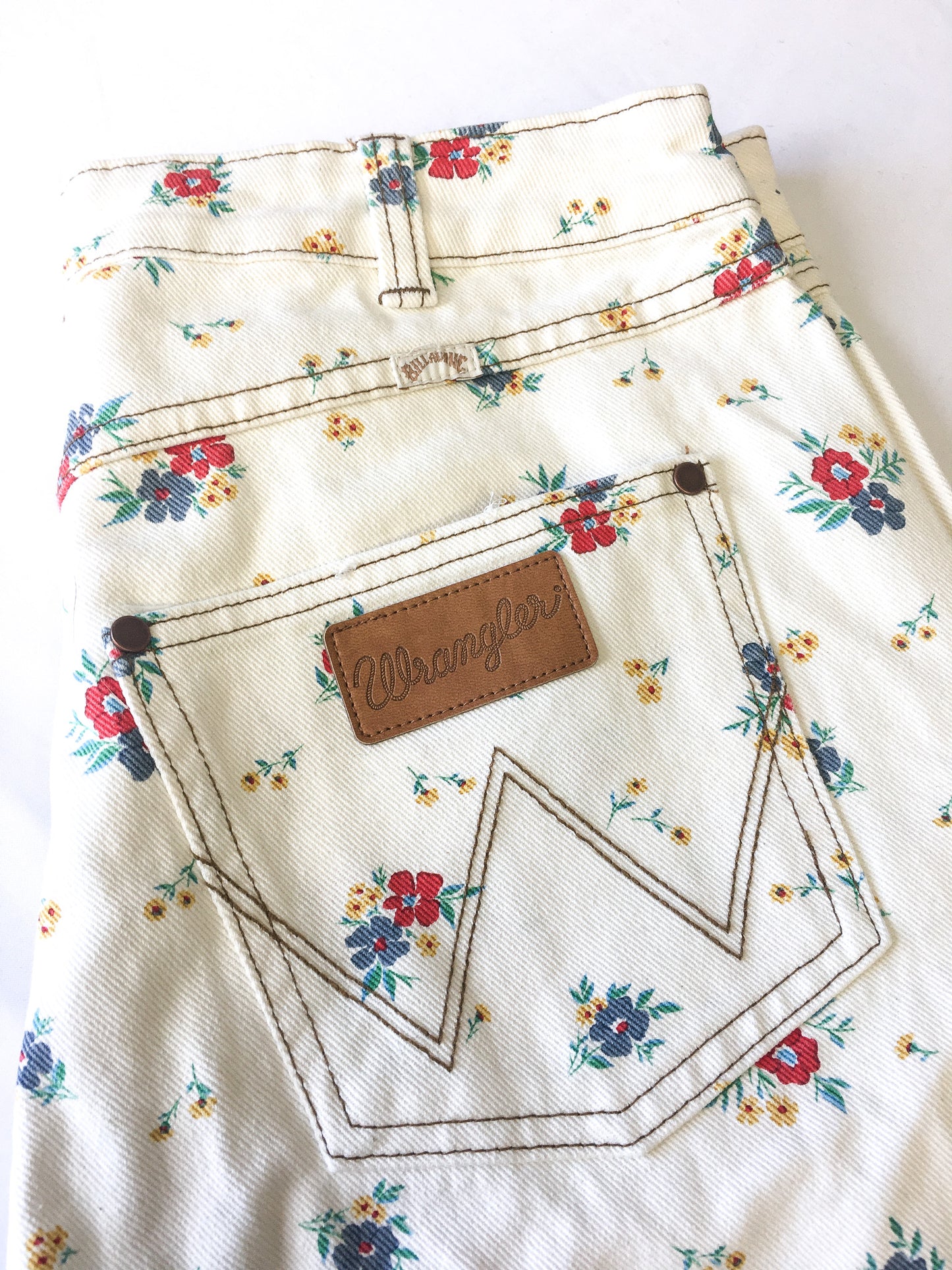 Wrangler x Billabong She's Cheeky Cream/Off-White Floral Cropped Jeans, Women's Sz. 29