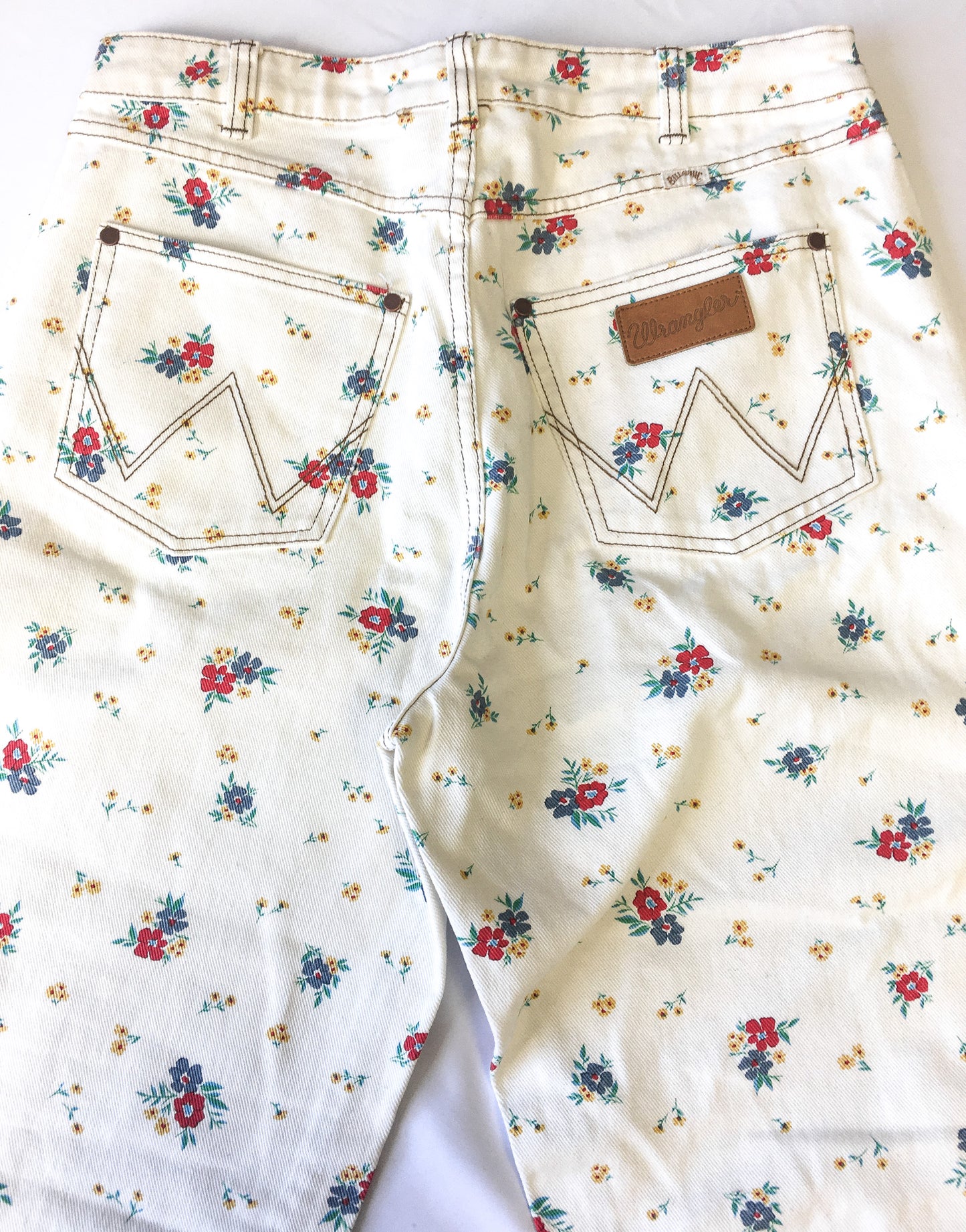 Wrangler x Billabong She's Cheeky Cream/Off-White Floral Cropped Jeans, Women's Sz. 29