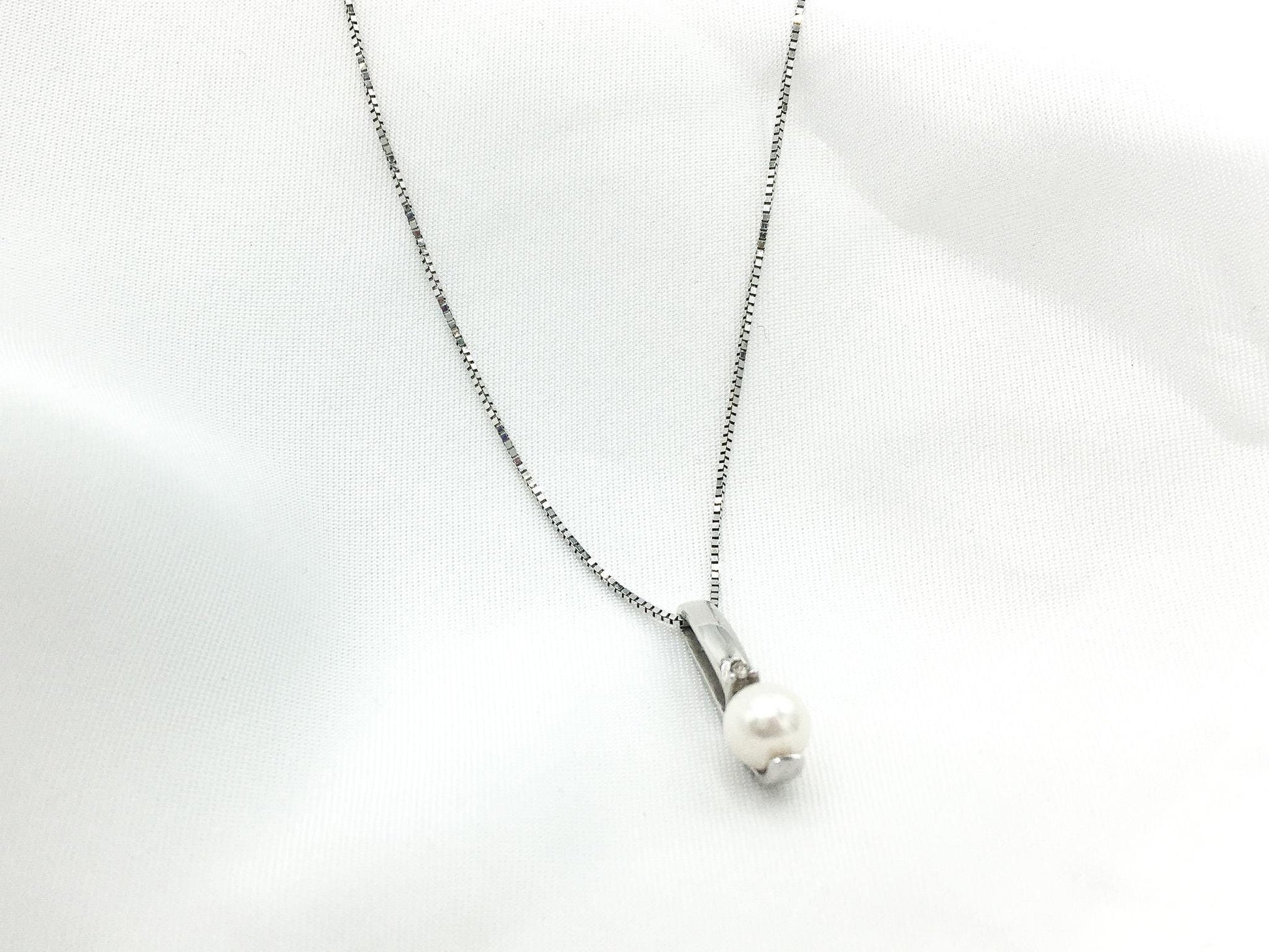 10K White Gold and Pearl and Genuine Diamond Necklace, 18" 10K Box Chain