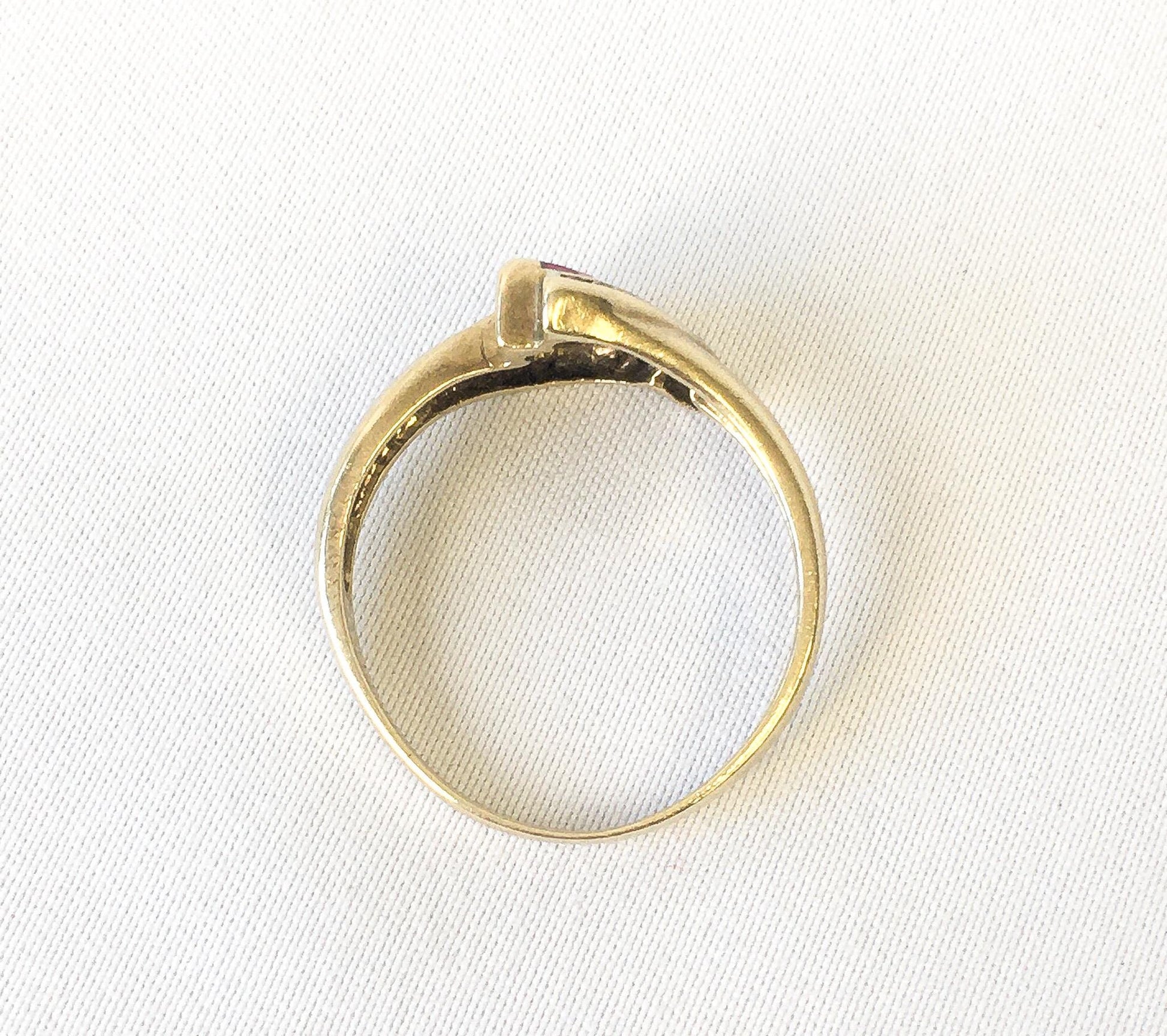 Vintage 10K Gold Wrap Band Triangle Diamond and Ruby Ring, Sz. 7.75