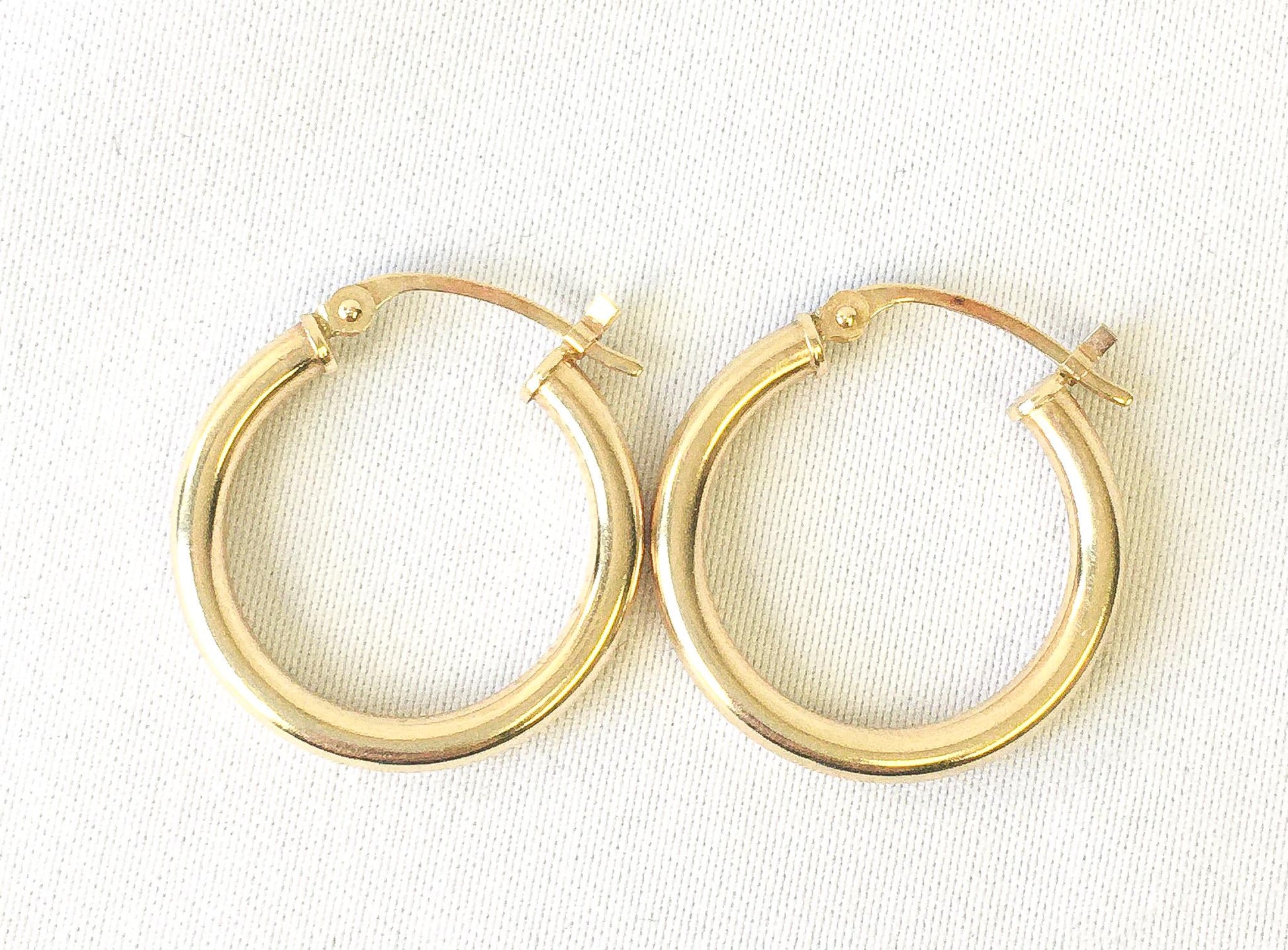 14K Yellow Gold Tube Hollow Circular Hoop Earrings, .75", .6 grams, Lightweight Dainty Simple Earrings