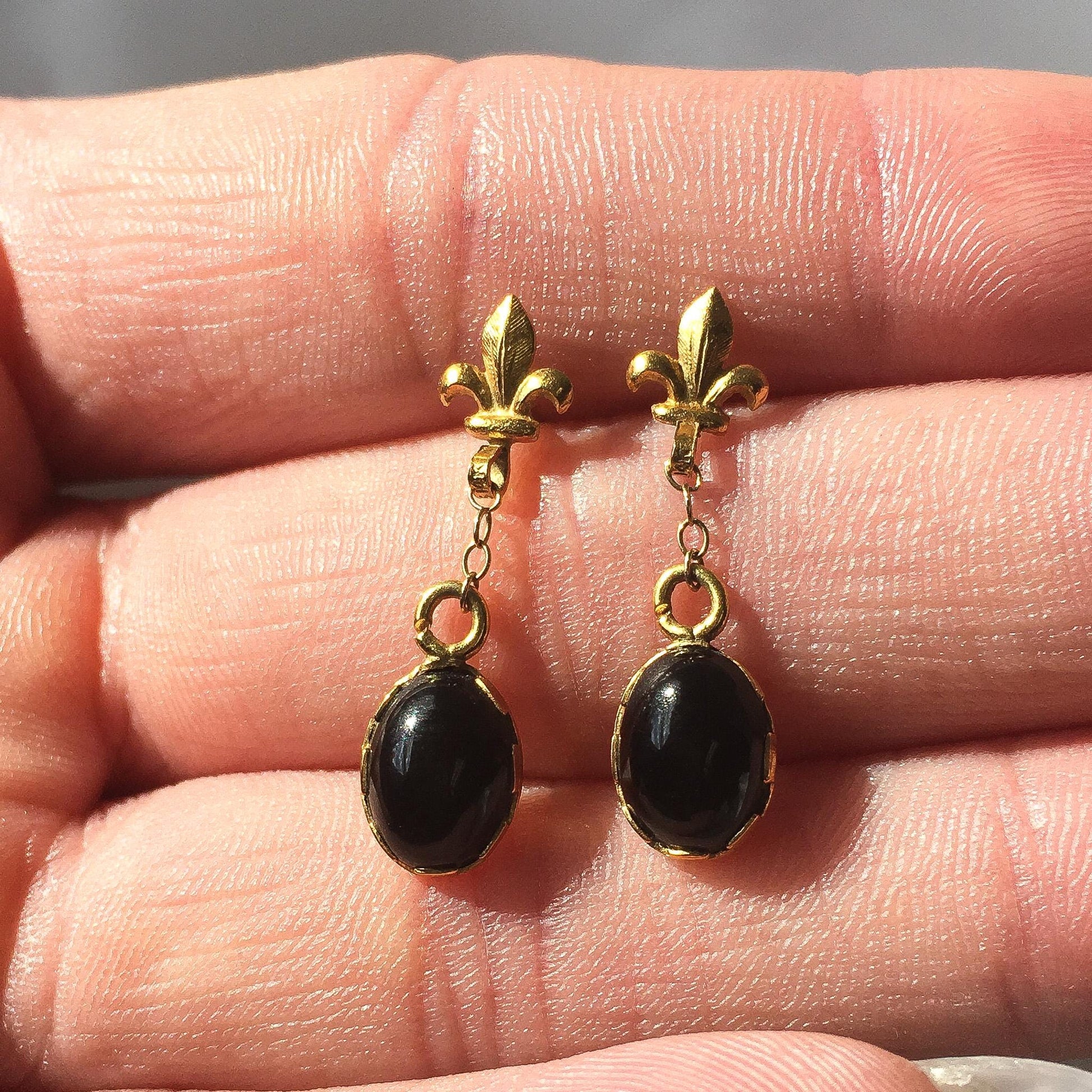 Vintage 14K Gold Onyx Oval Cabochon Fleur de Lis Post Dangle Earrings, Elegant Classy Simple Minimalist Earrings