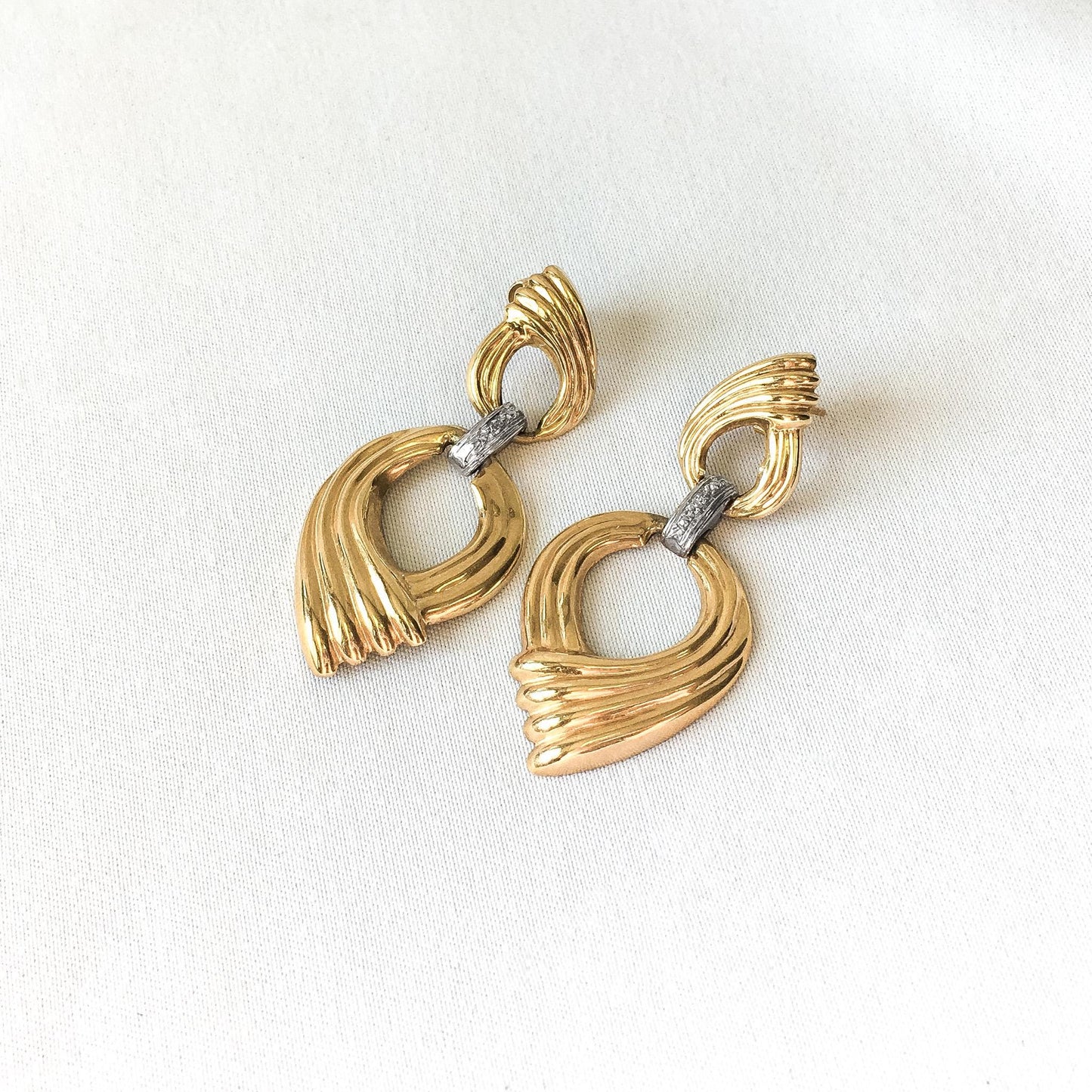 Vintage 80s Style 10K Mini Diamond Abstract Ribbed Teardrop Dangle Stud Earrings, Retro Elegant Simple Minimalist Earrings