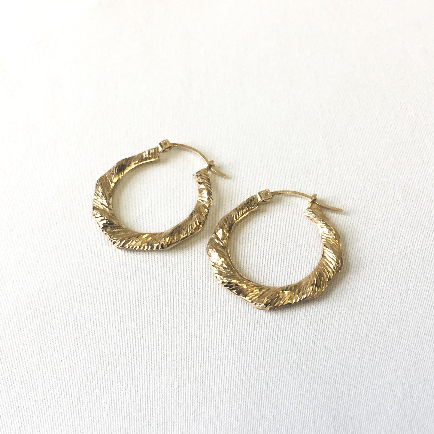 Vintage 14K/10K Hollow Octagon Ripple Textured Hoop Earrings, Lightweight Simple Dainty Everyday Minimalist Hoops