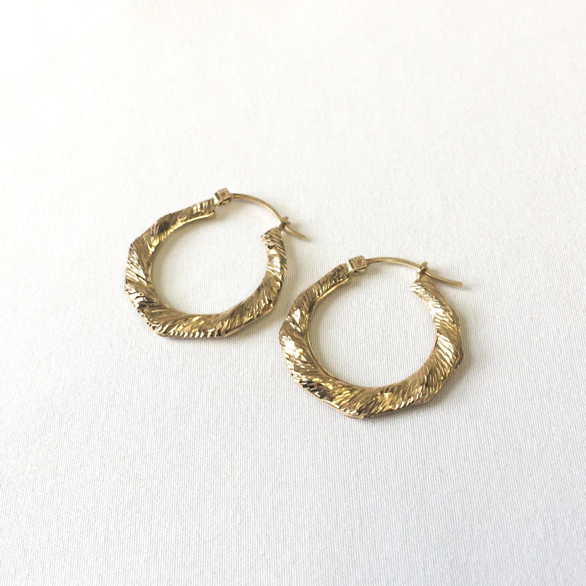 Vintage 14K/10K Hollow Octagon Ripple Textured Hoop Earrings, Lightweight Simple Dainty Everyday Minimalist Hoops