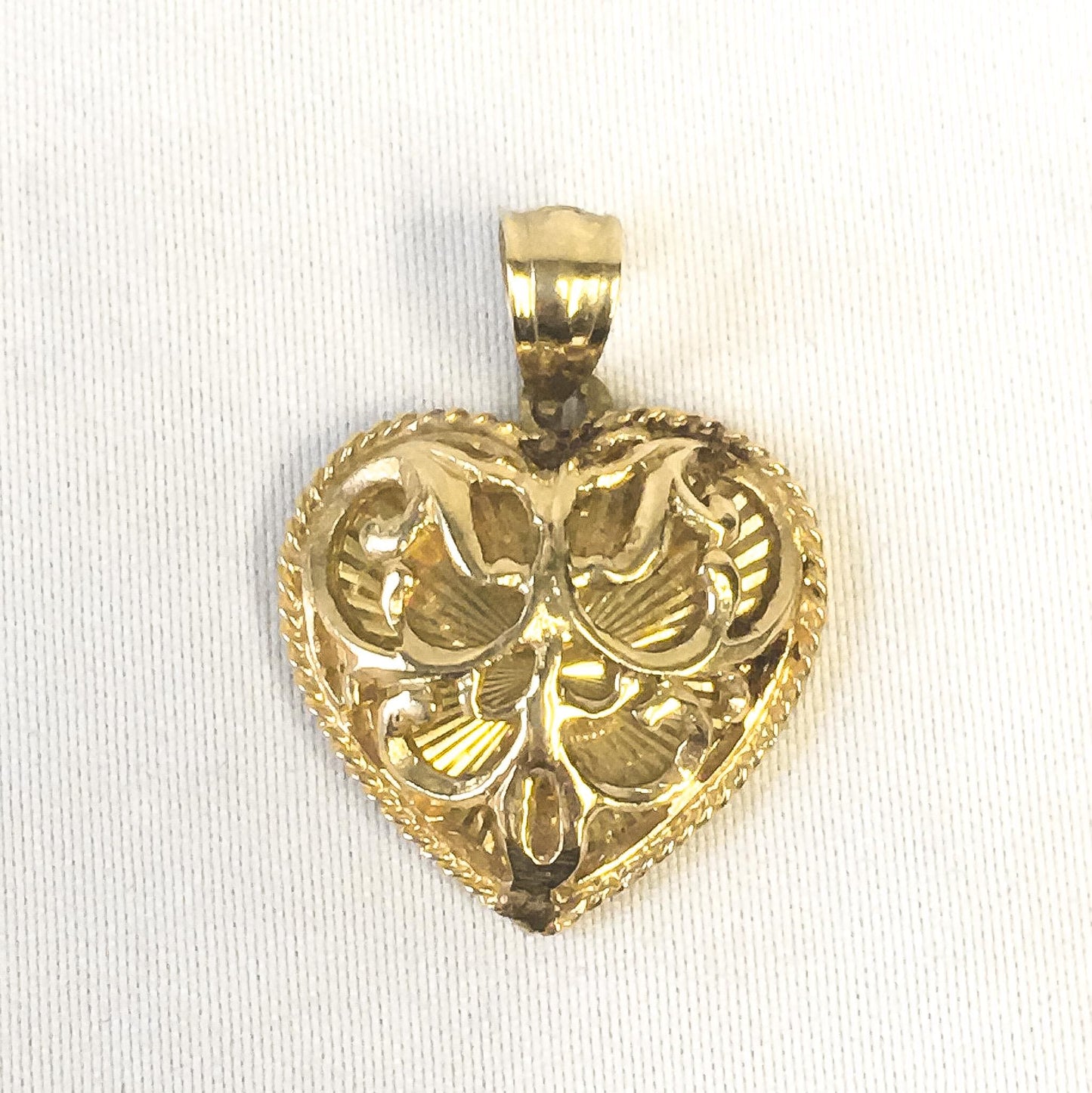 Vintage 14K Yellow Gold Filigree Heart Pendant