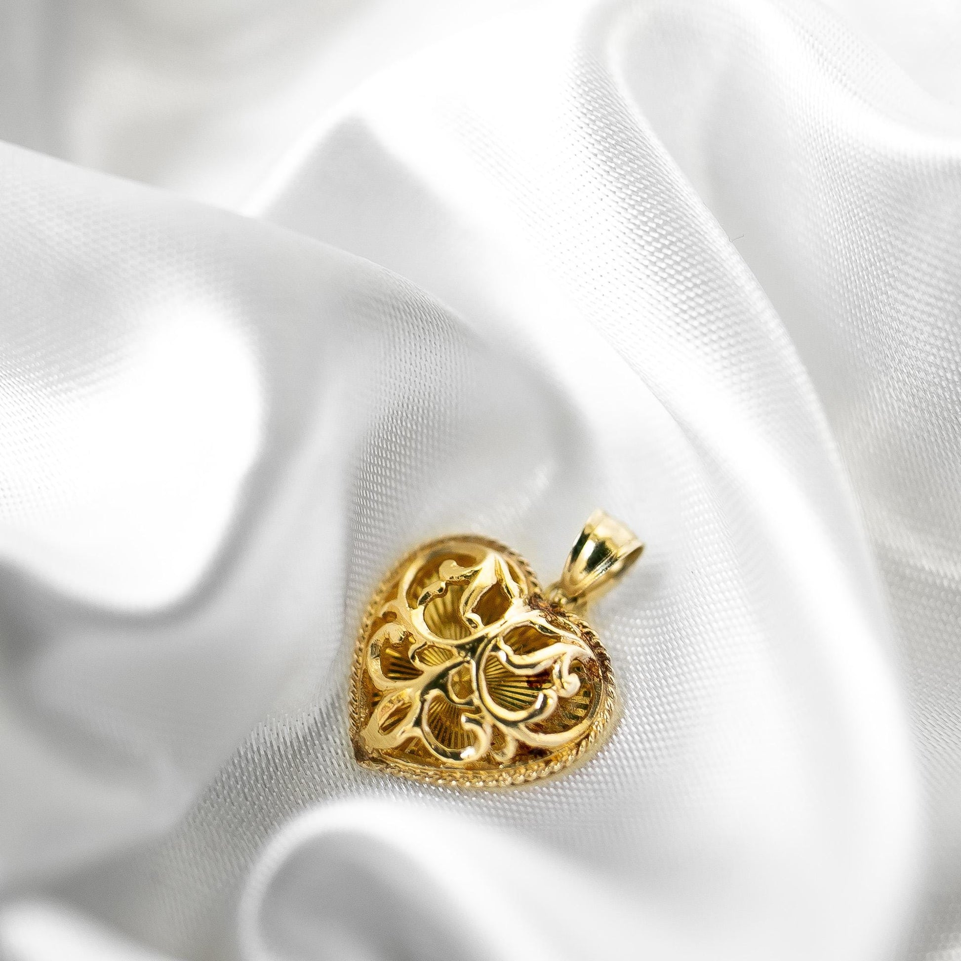 Vintage 14K Yellow Gold Filigree Heart Pendant