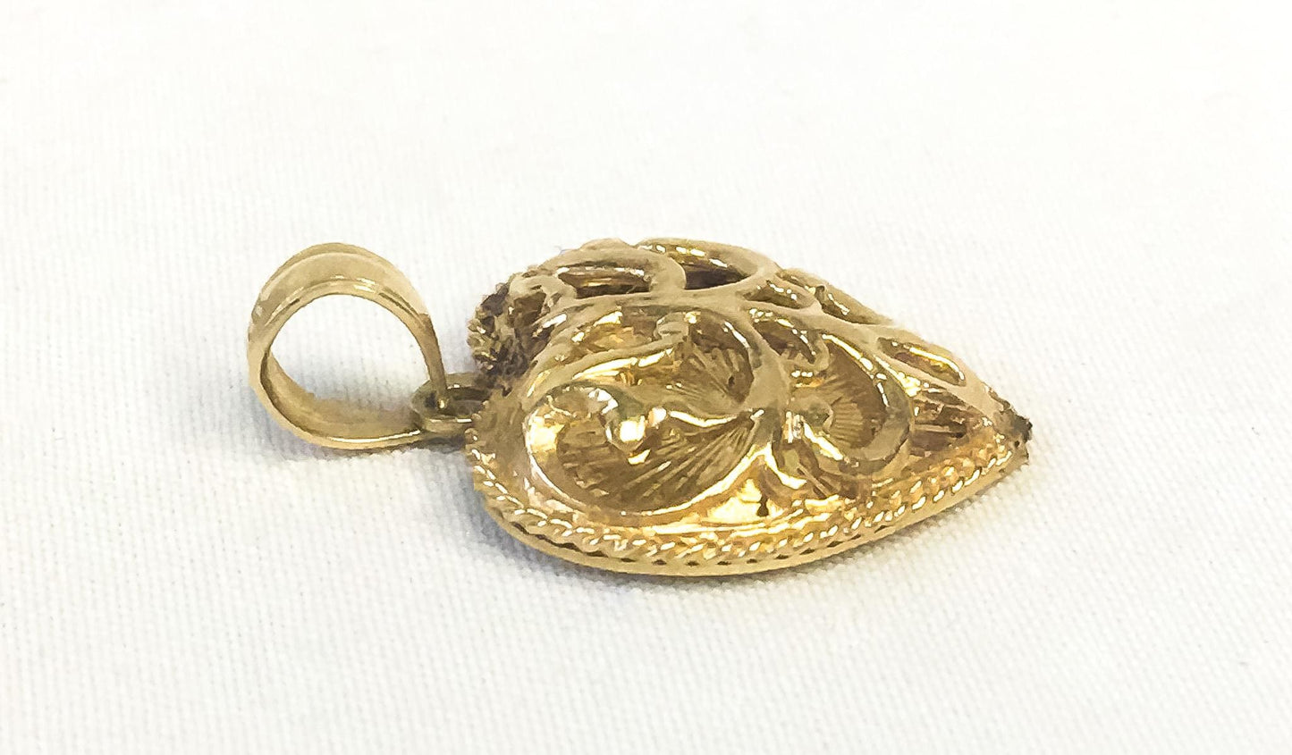 Vintage 14K Yellow Gold Filigree Heart Pendant