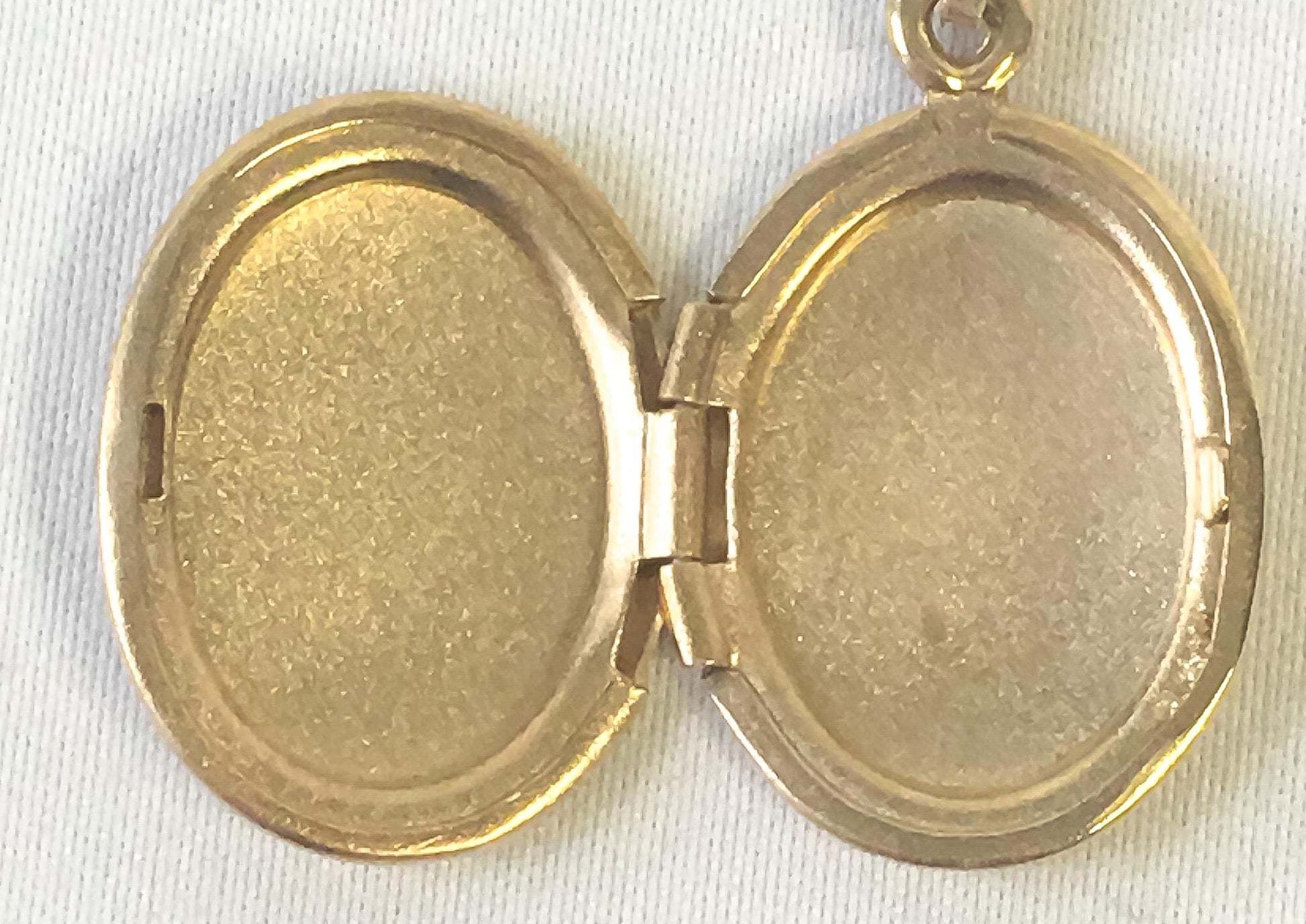 Vintage 14K Yellow Gold Love Bird Etched Oval Locket on 14K 18 Inch Chain, Vintage Elegant Simple Etched Minimalist Locket
