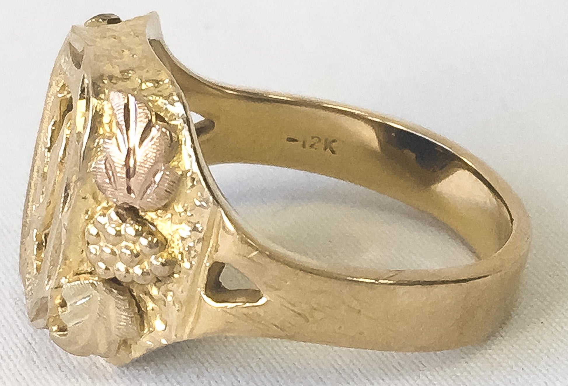 Vintage 12K RGC Black Hills Gold Onyx Eagle Signet Ring, Sz. 8, Vintage Black Hills Gold Unisex Ring