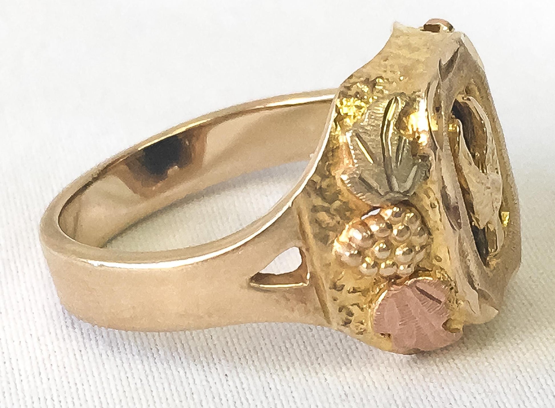 Vintage 12K RGC Black Hills Gold Onyx Eagle Signet Ring, Sz. 8, Vintage Black Hills Gold Unisex Ring