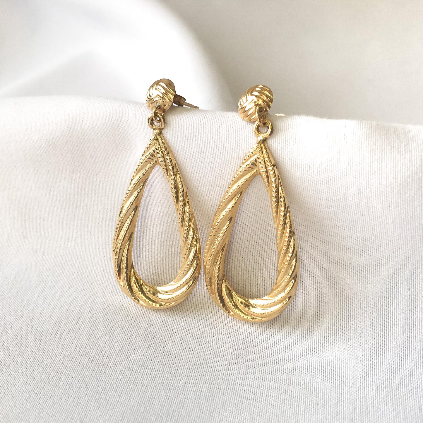 Vintage 14K Ribbed Textured Teardrop Dangle Stud Earrings, Lightweight Simple Elegant Retro Style Earrings