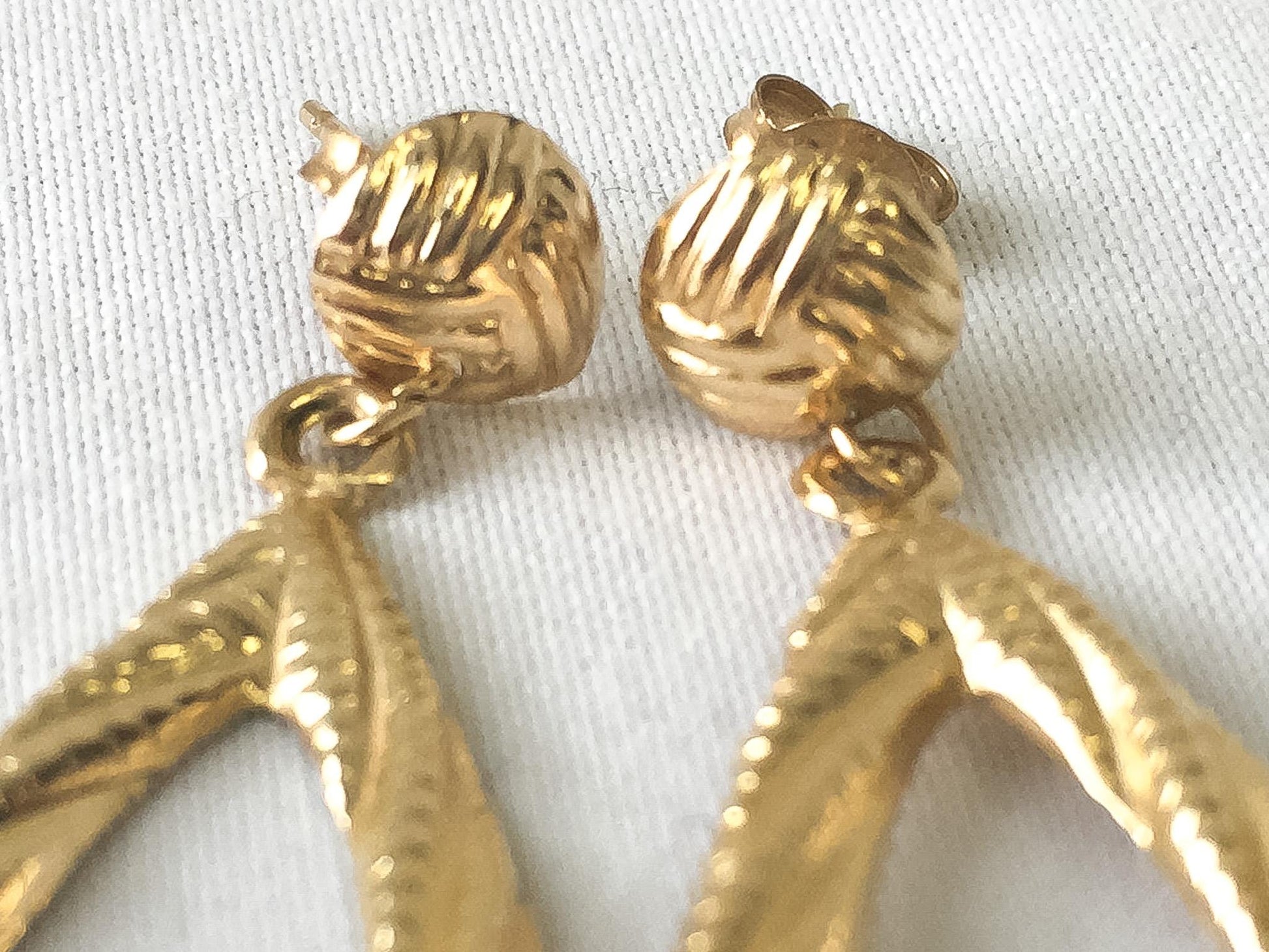 Vintage 14K Ribbed Textured Teardrop Dangle Stud Earrings, Lightweight Simple Elegant Retro Style Earrings