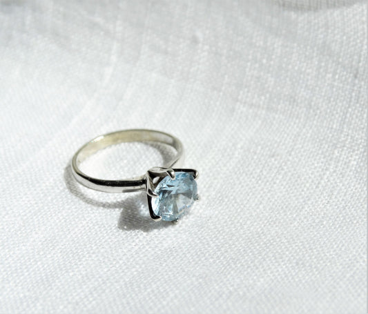 Estate Light Blue Topaz Brilliant Cut 10K White Gold Ring, Vintage Fine Jewelry, Ring Size 3 1/4