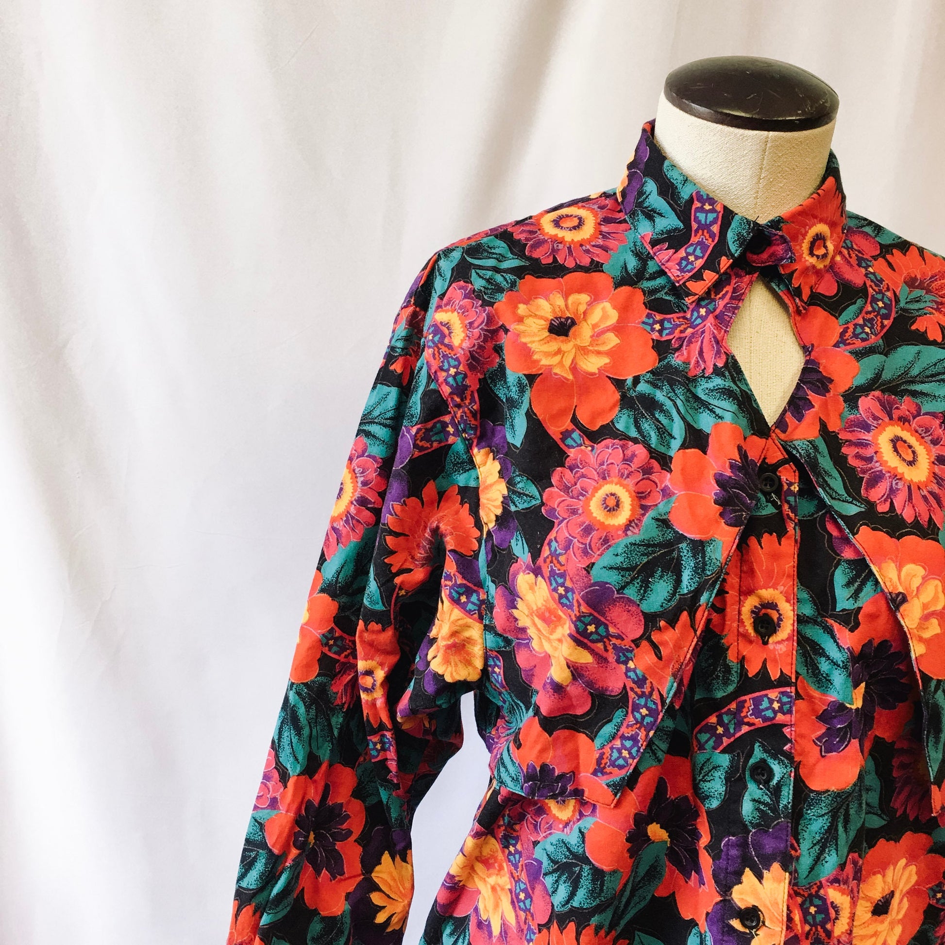Vintage Wrangler Floral Button-up Blouse with a Key Hole Detail