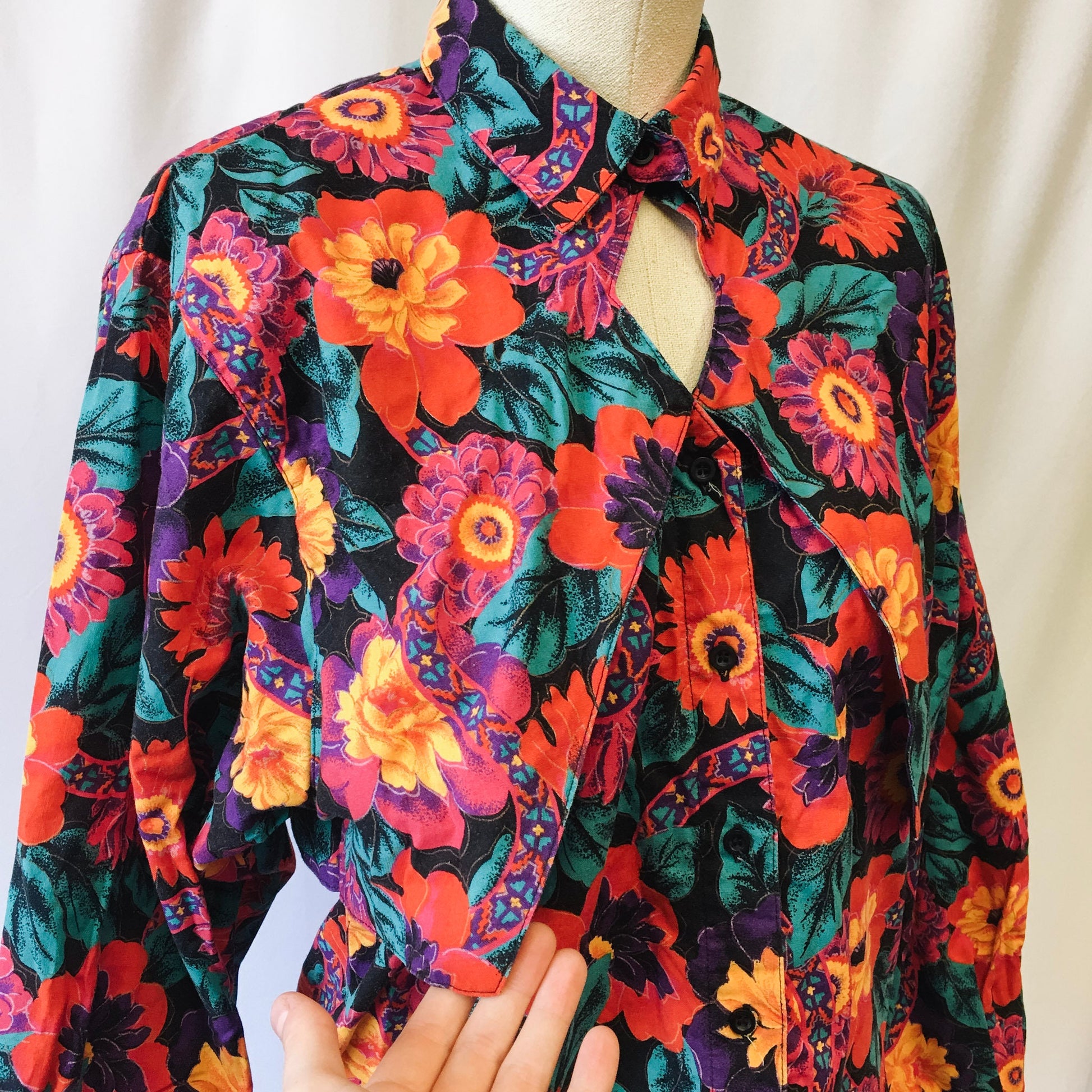 Vintage Wrangler Floral Button-up Blouse with a Key Hole Detail