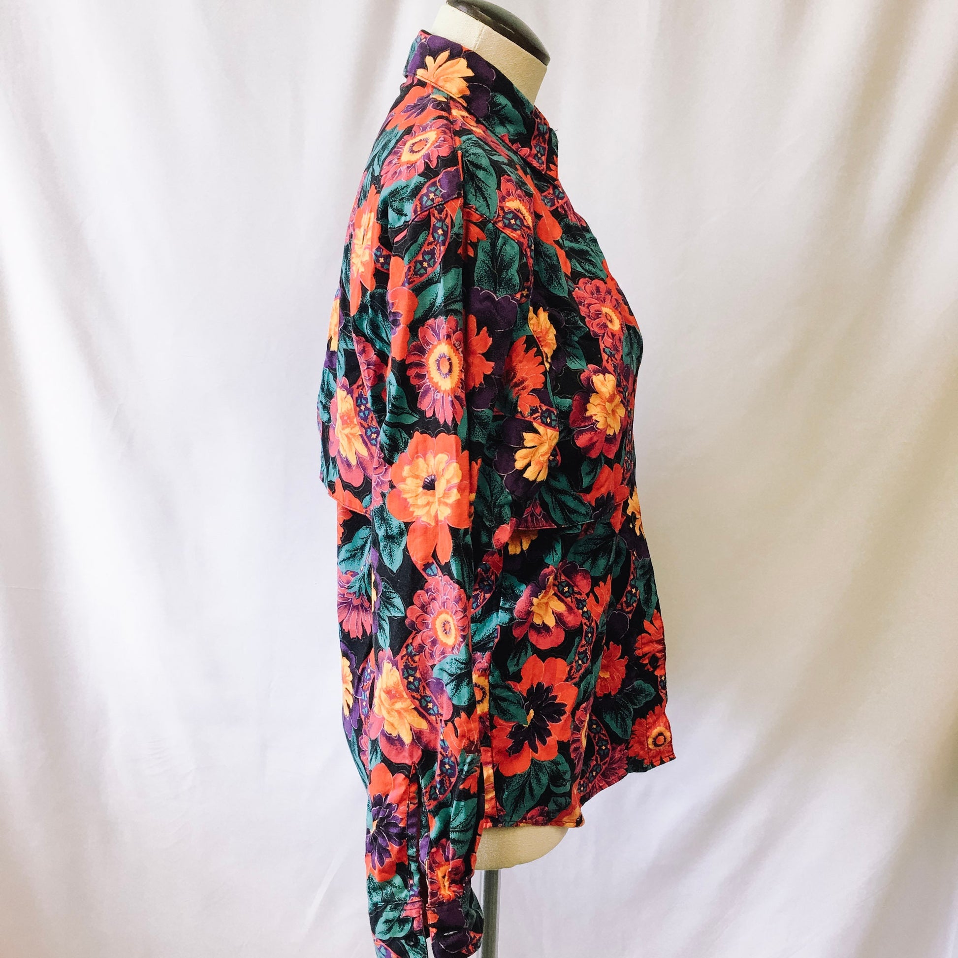 Vintage Wrangler Floral Button-up Blouse with a Key Hole Detail