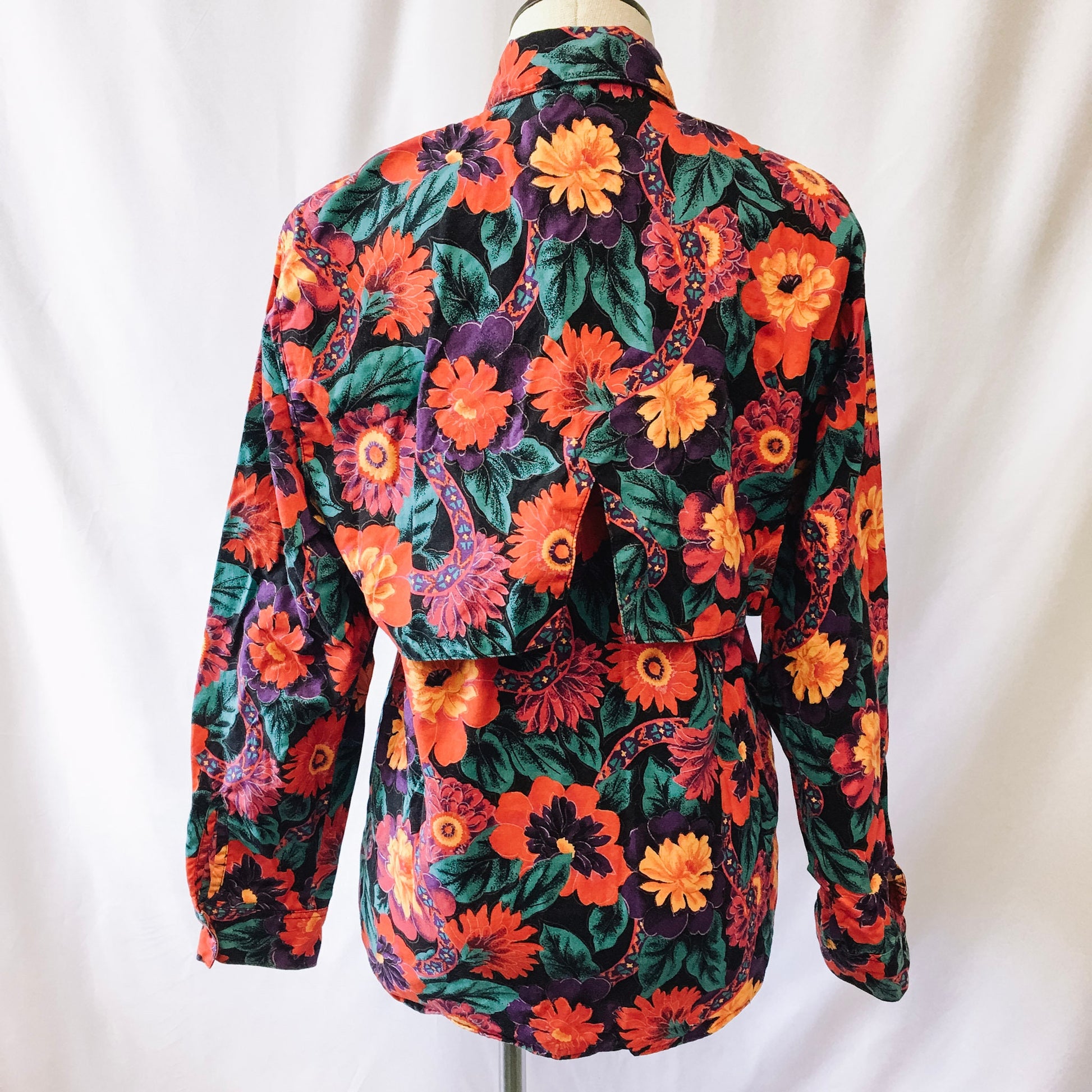 Vintage Wrangler Floral Button-up Blouse with a Key Hole Detail