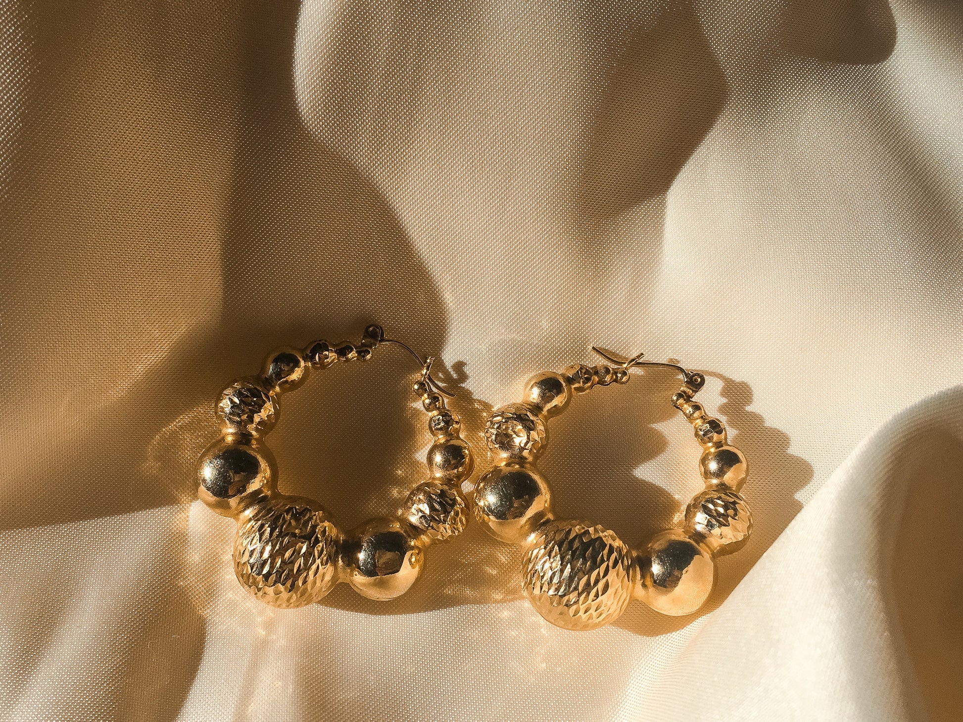 Vintage 14k Gradual Ball Hoop Earrings, Vintage Gold Earrings